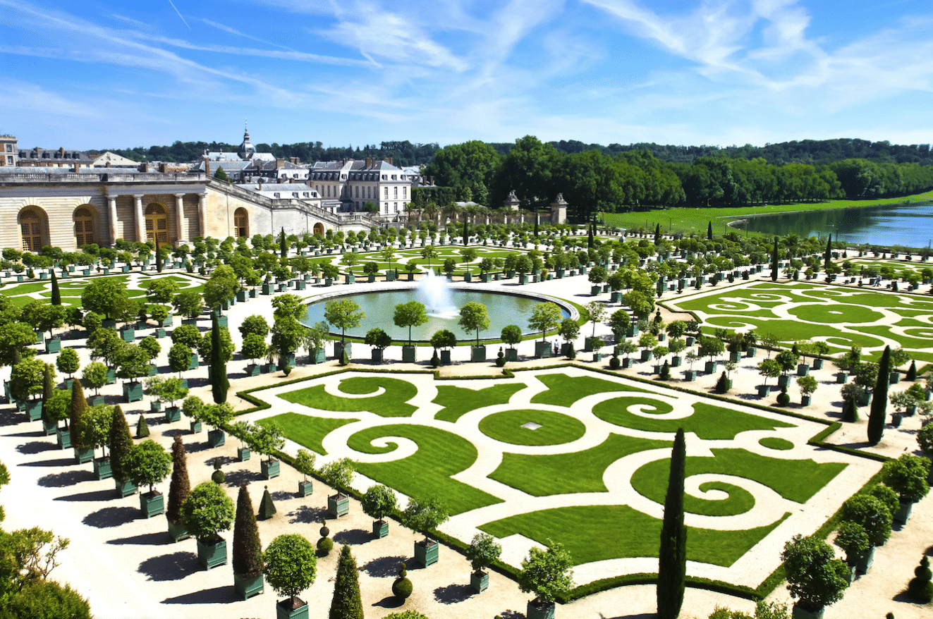 La majestueuse façade du Château de Versailles donnant sur les immenses jardins dessinés par André Le Nôtre.