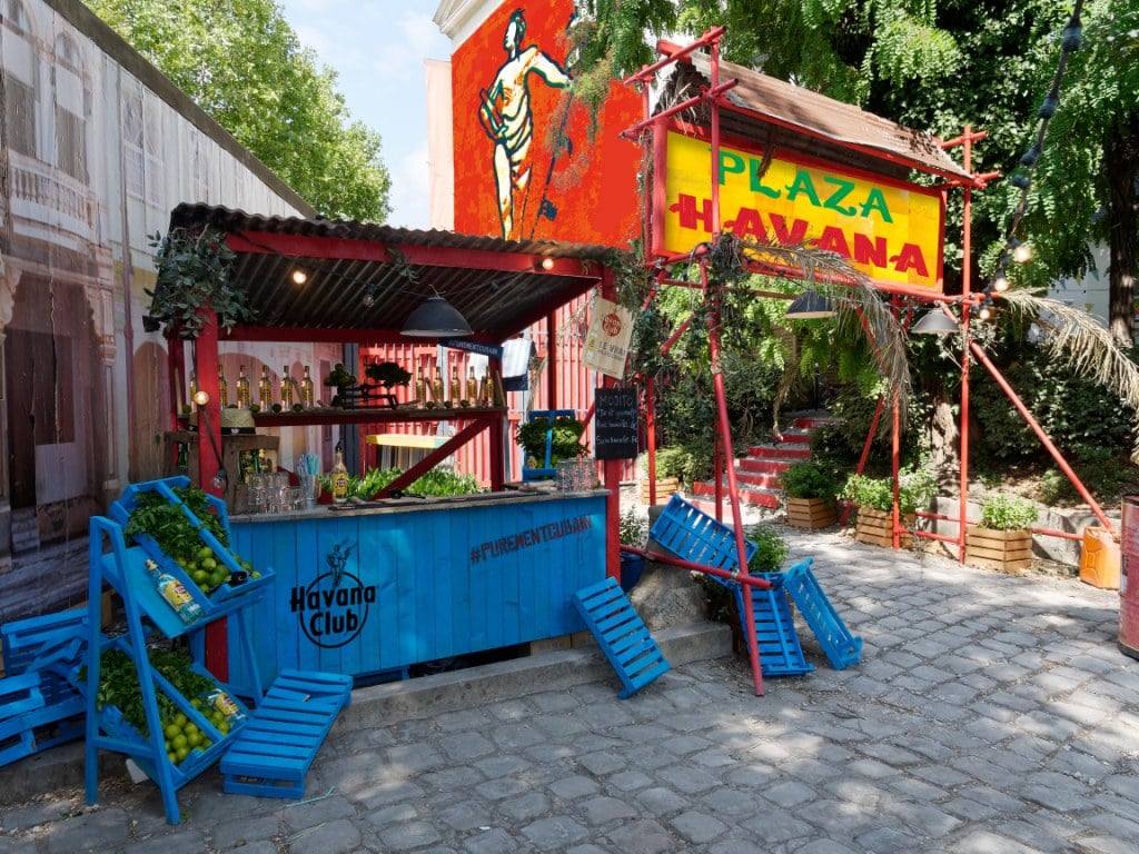 Cocktail mojito posé sur une table en bois sur une terrasse verdoyante à Paris