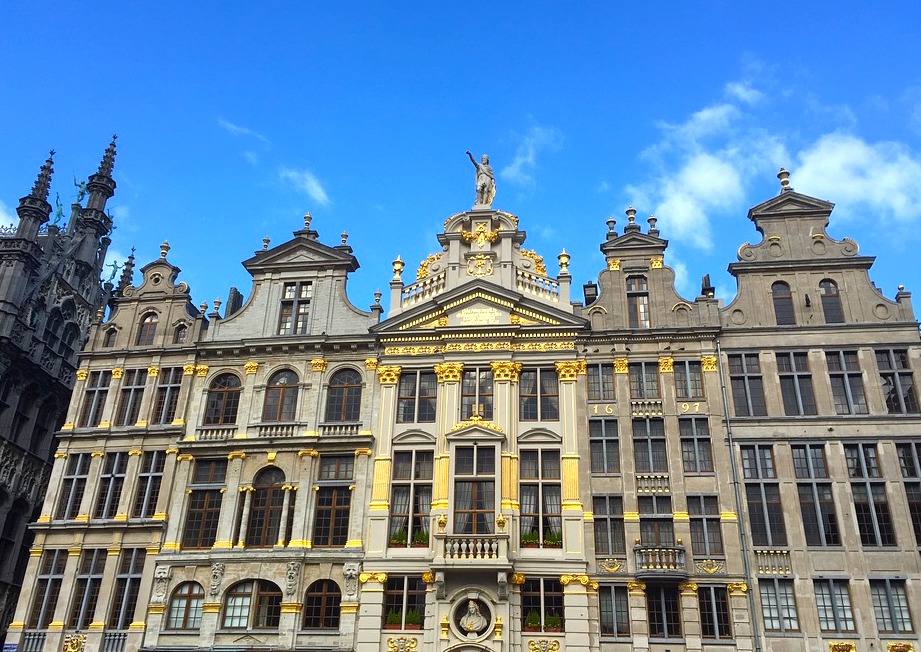 Vue panoramique sur la célèbre Grand-Place de Bruxelles et son architecture historique.