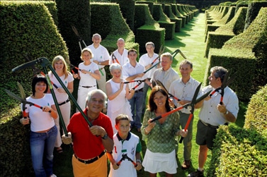 Allée symétrique des jardins d'Eyrignac avec des topiaires en buis taillés