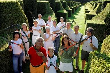Allée symétrique des jardins d'Eyrignac avec des topiaires en buis taillés