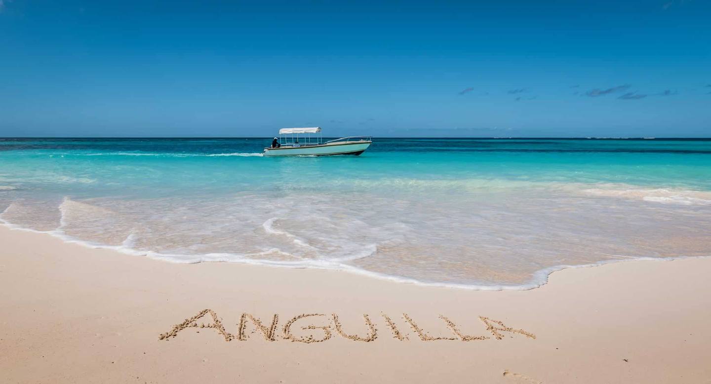 Belle plage tropicale aux eaux turquoise à Anguilla