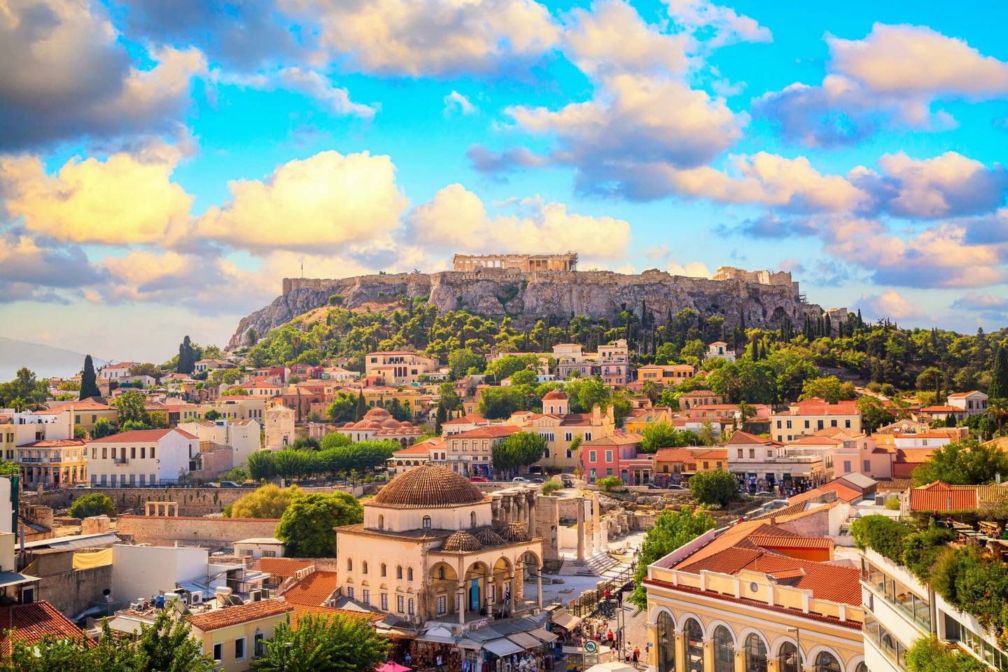 Skyline d’Athènes avec la place Monastiraki et la colline de l’Acropole au coucher du soleil. Athènes, Grèce