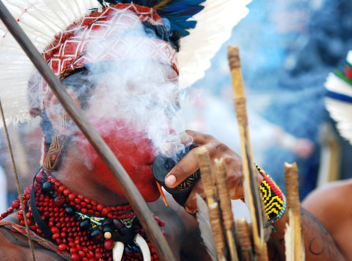Un chaman péruvien préparant une cérémonie spirituelle dans la forêt amazonienne.