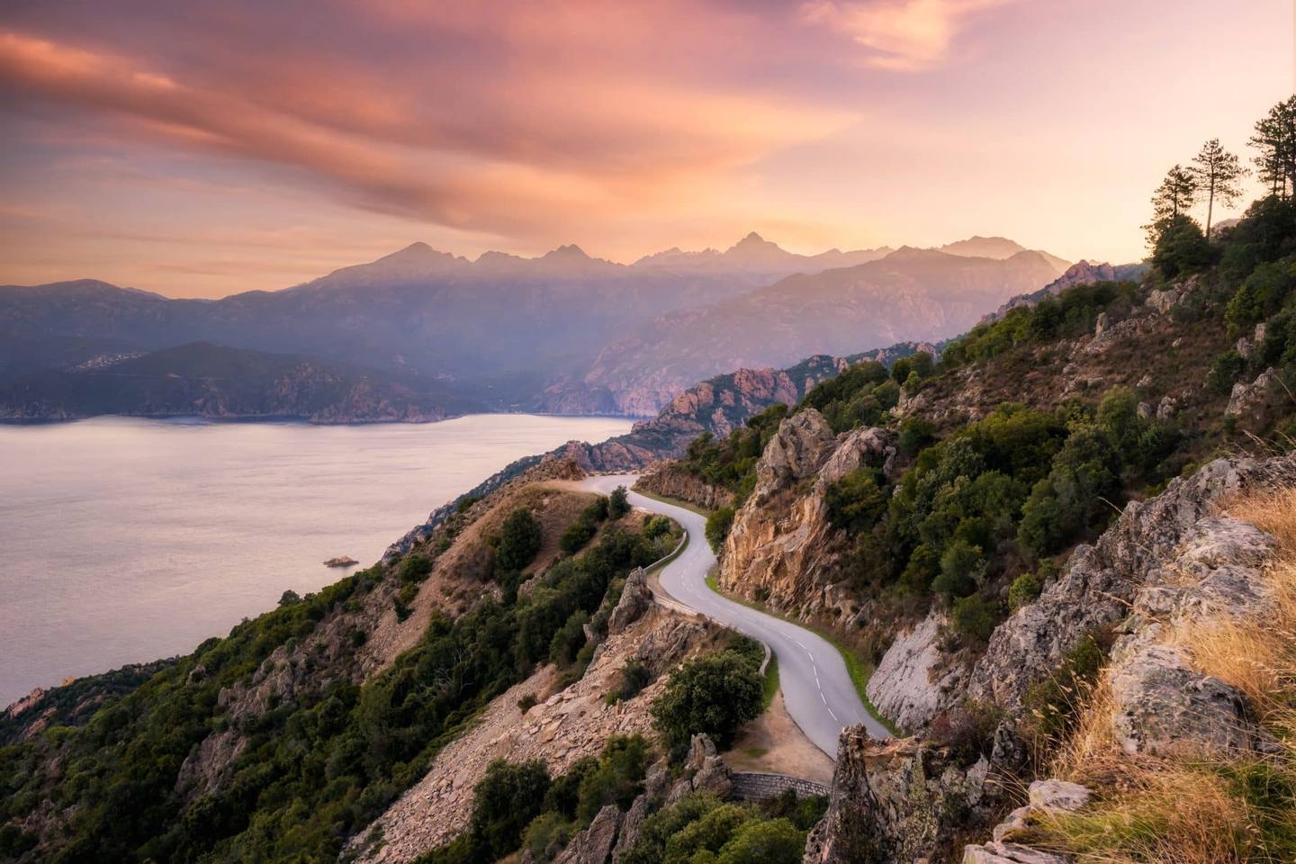 Route côtière sinueuse en Corse du sud