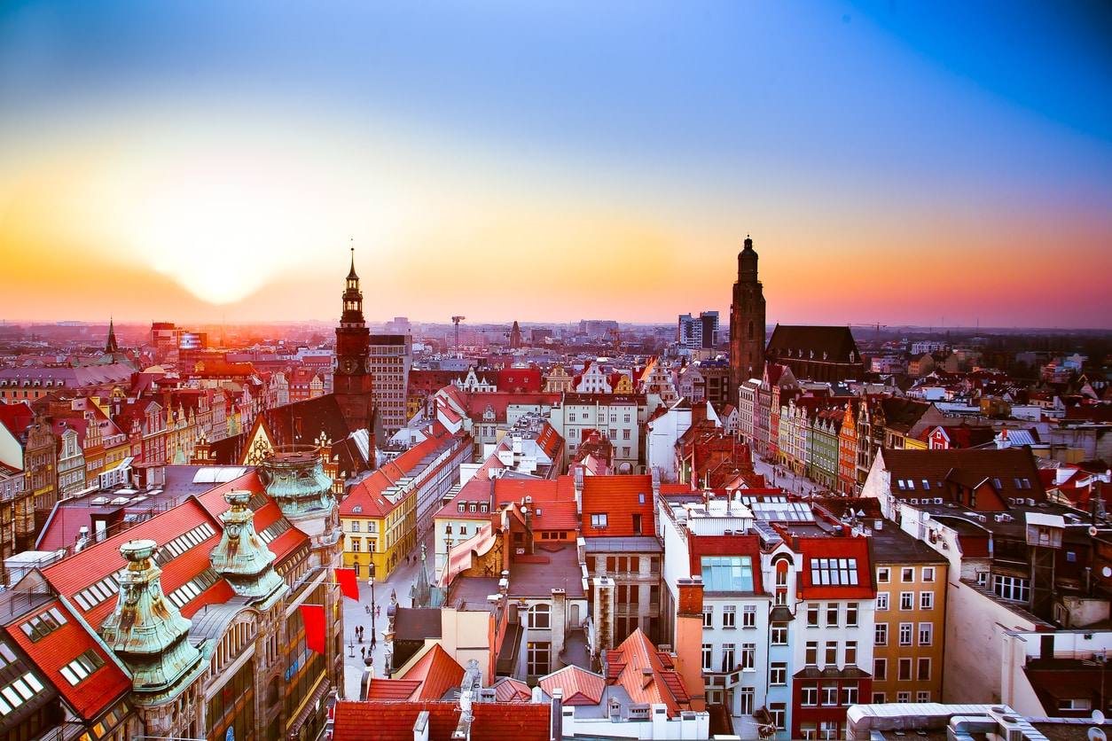 Vue sur la place du marché Rynek Główny avec la Halle aux Draps et la basilique Sainte-Marie à Cracovie.