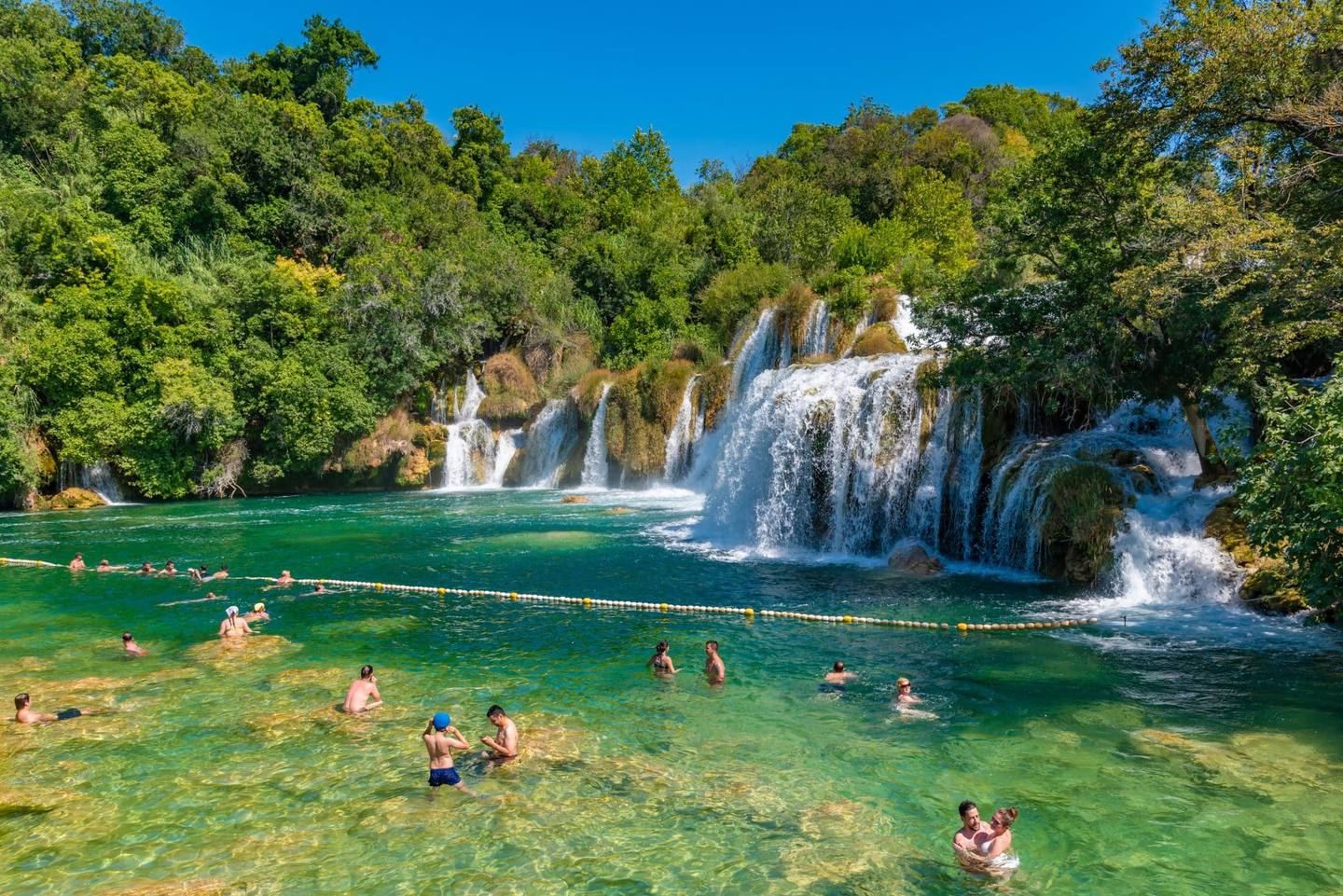 Baignade au pied des cascades du parc naturel de Krka