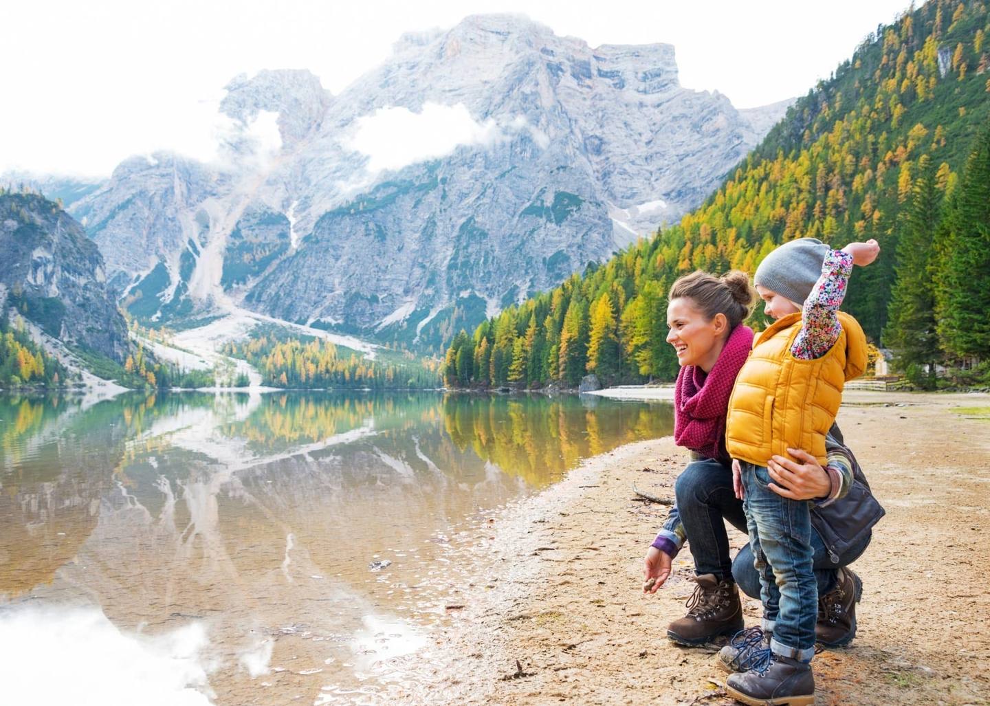 Enfant et sa maman au bord lac de Brais dans les Dolomites