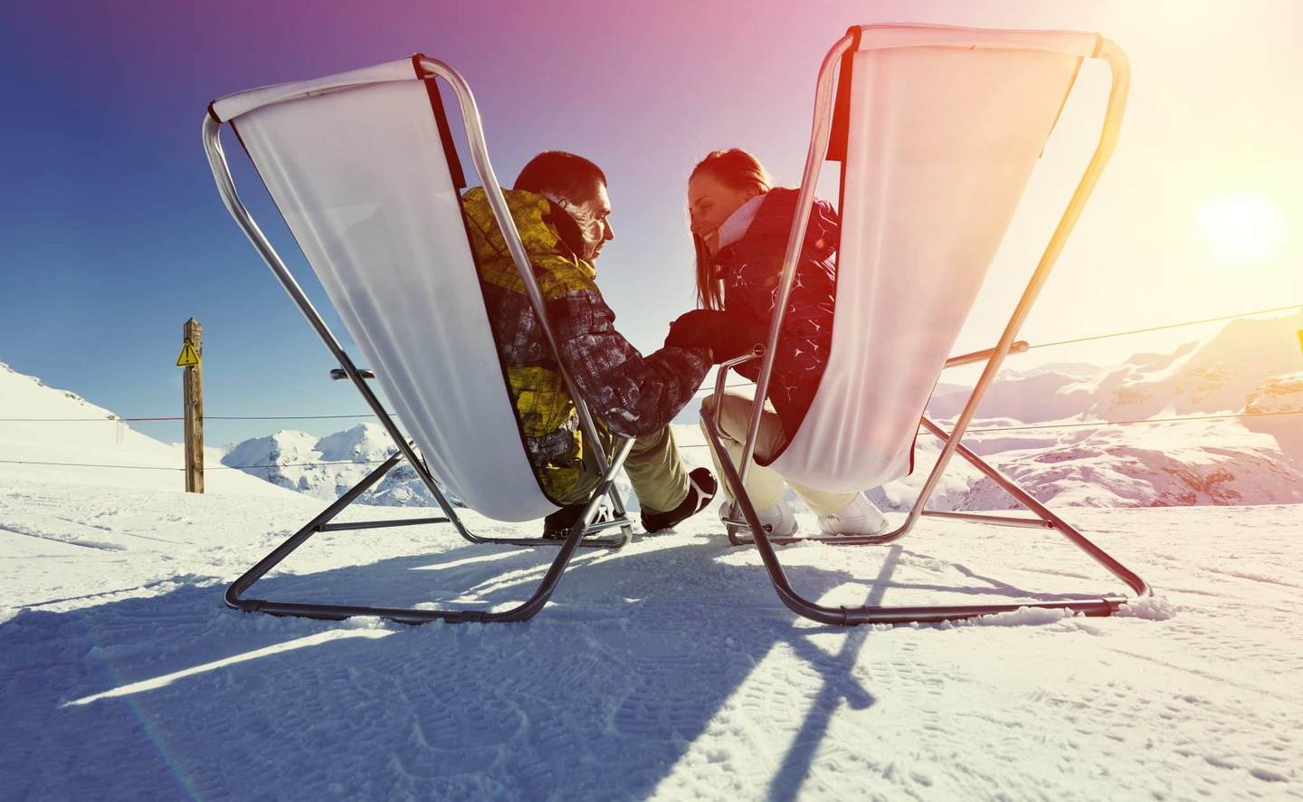 Couple qui se détend après le ski dans les montagnes