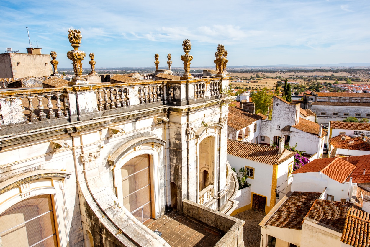 Vue panoramique des ruelles historiques et toits traditionnels d'une ville ancienne du Portugal.
