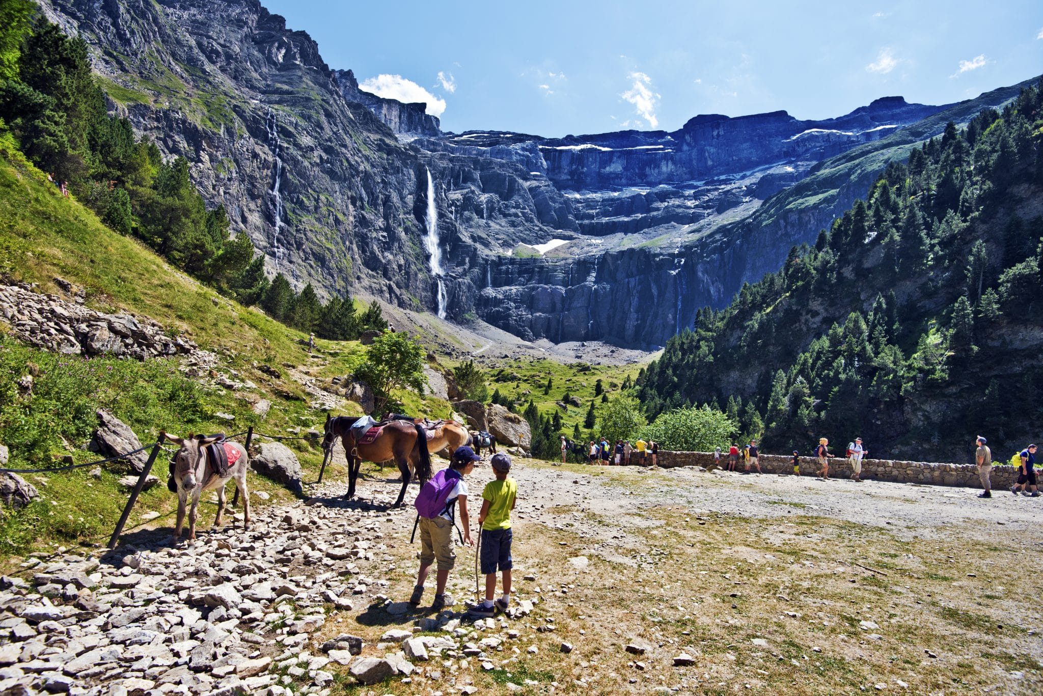 Parois vertigineuses et grande cascade du cirque de Gavarnie en été