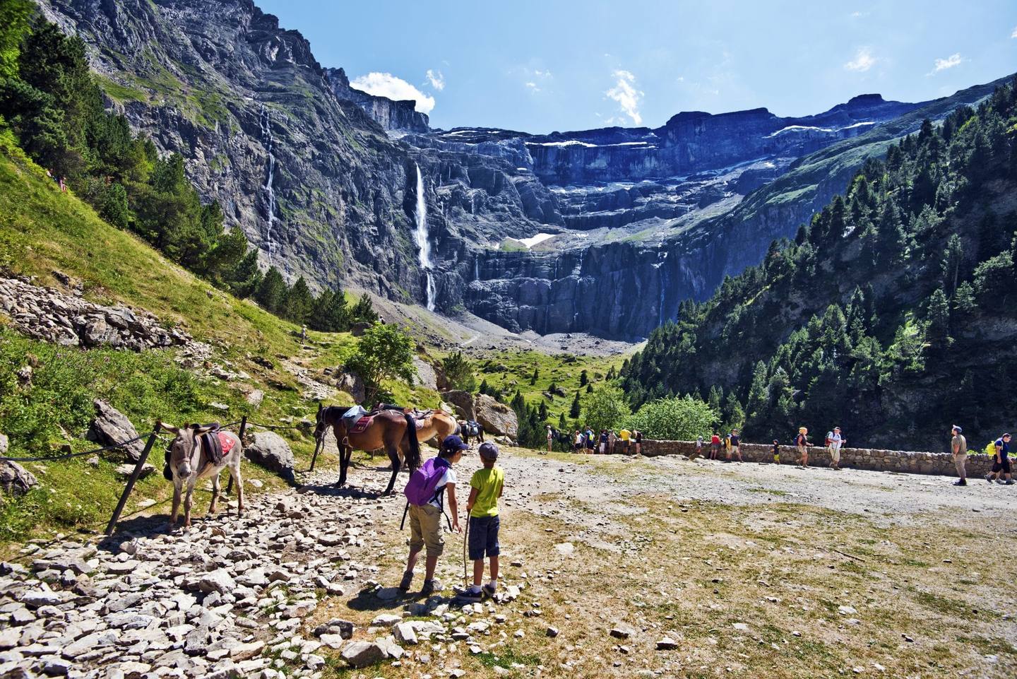 Parois vertigineuses et grande cascade du cirque de Gavarnie en été