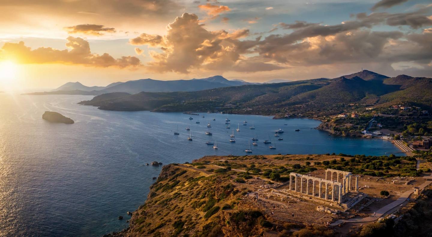 Point de vue sur les ruines du temple de Poseidon en Grèce avec coucher de soleil