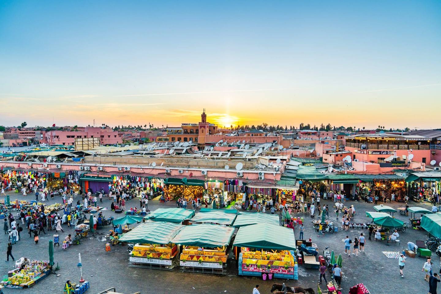 Jemaa el-Fna au coucher du soleil.
