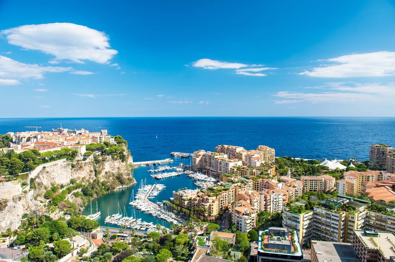 Un monospace circulant sur la Moyenne Corniche avec vue sur la Méditerranée