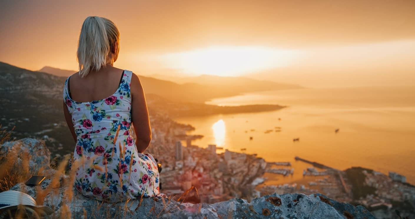 Vue panoramique sur le village perché d'Èze et la mer Méditerranée