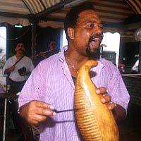 Musiciens cubains jouant des percussions traditionnelles dans la rue