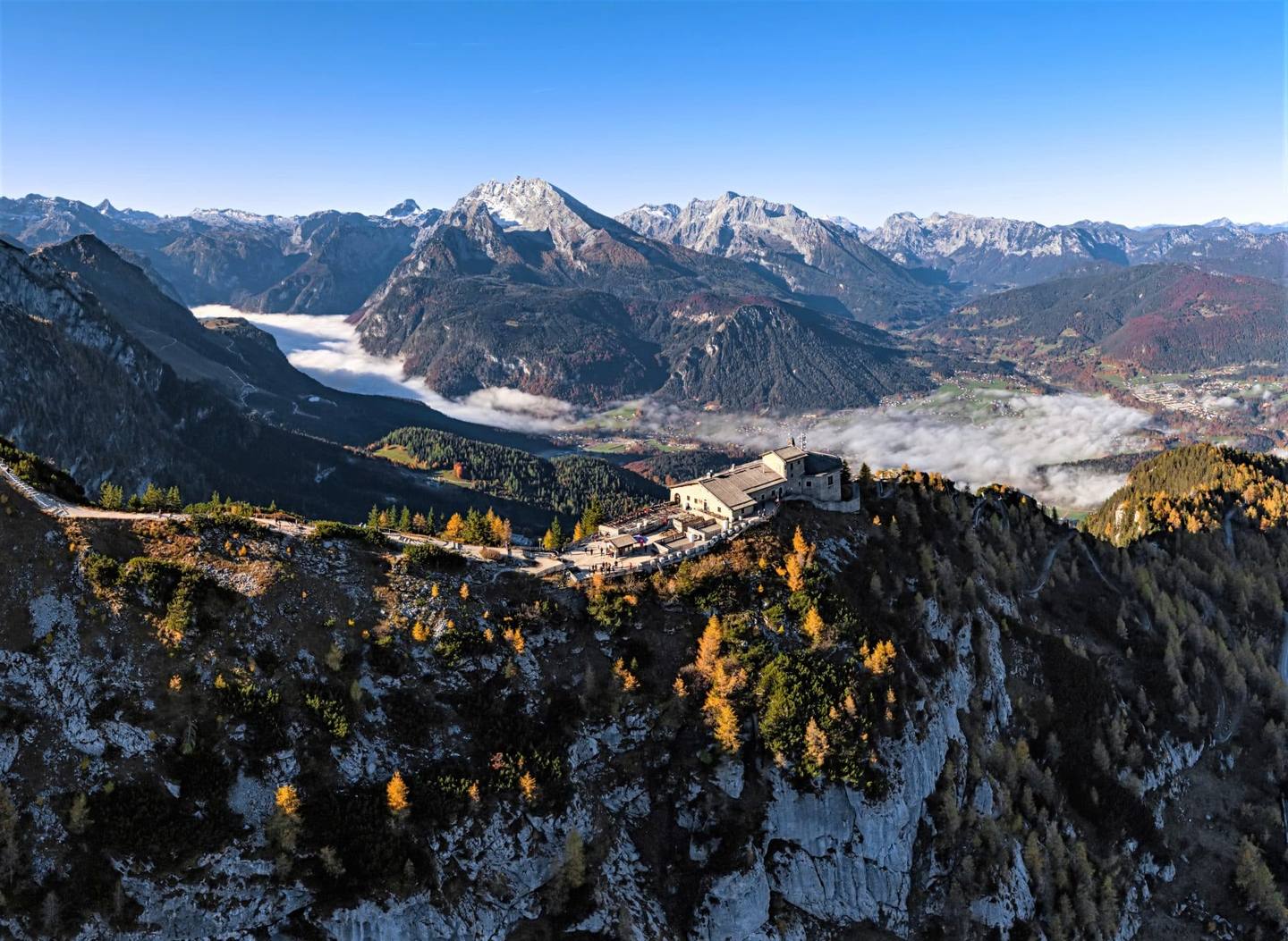 Vue aérienne de Berchtesgaden et le nid d'aigle