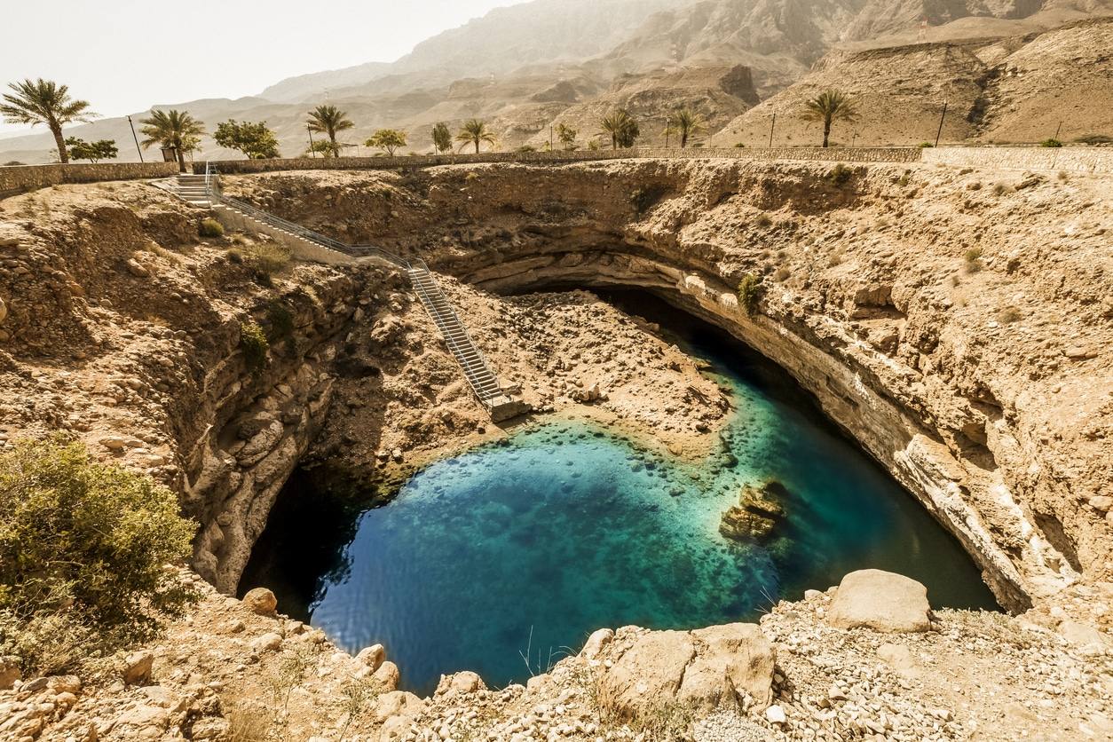 Le fort majestueux de Rustaq s'élevant au-dessus d'une palmeraie verdoyante à Oman.
