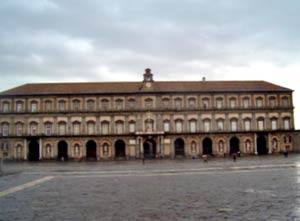 Piazza dei plebiscito, front de mer, colline de Vomero
