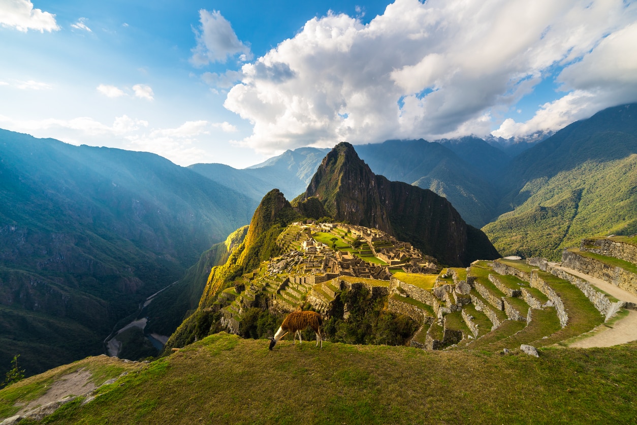 Les terrasses agricoles incas en pierre du site archéologique de Tipon près de Cusco au Pérou.