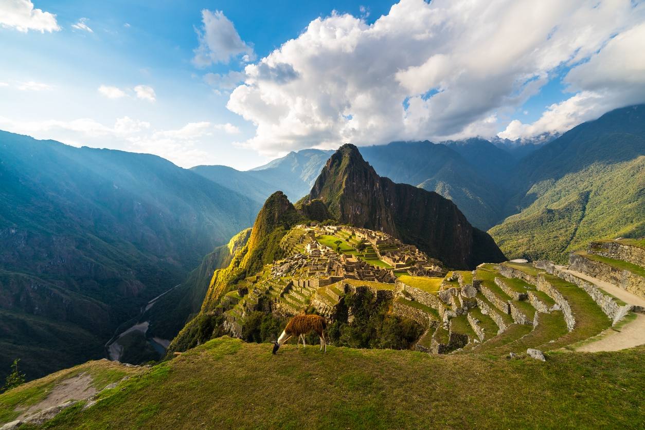Les terrasses agricoles incas en pierre du site archéologique de Tipon près de Cusco au Pérou.