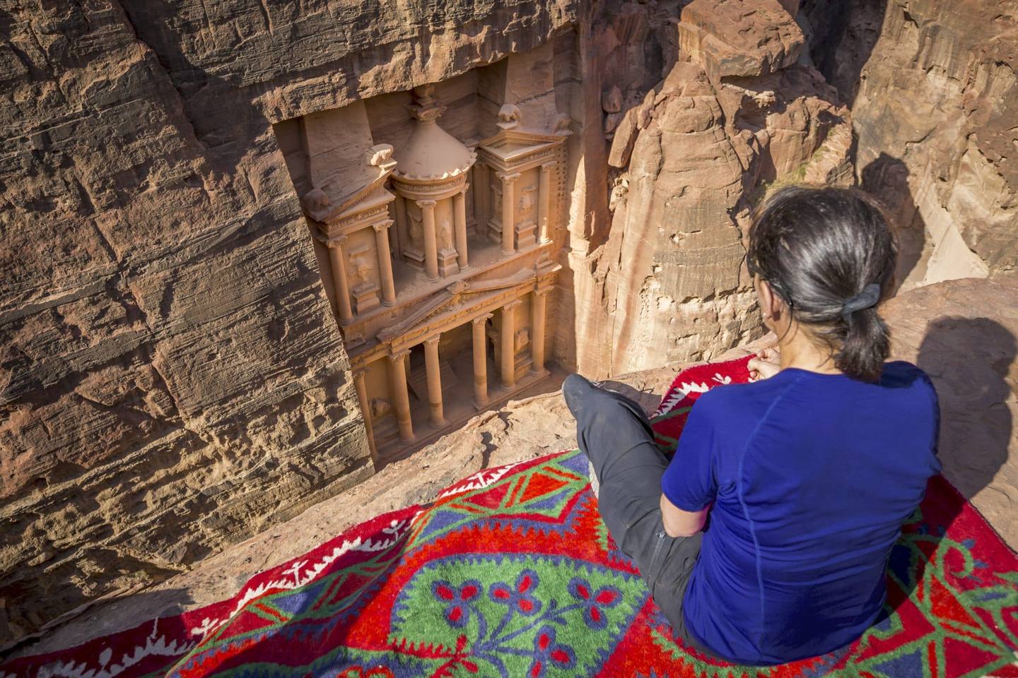Femme surplombant le site de Petra