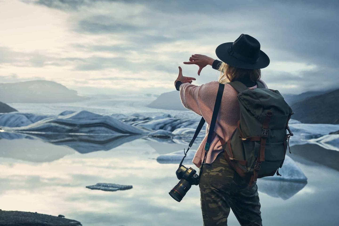 Appareil photo posé sur une carte du monde avec une boussole