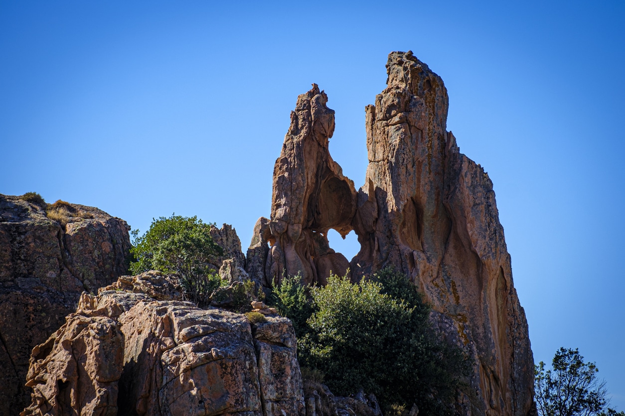 Rocher percé dans les calanques de Piana, Corse