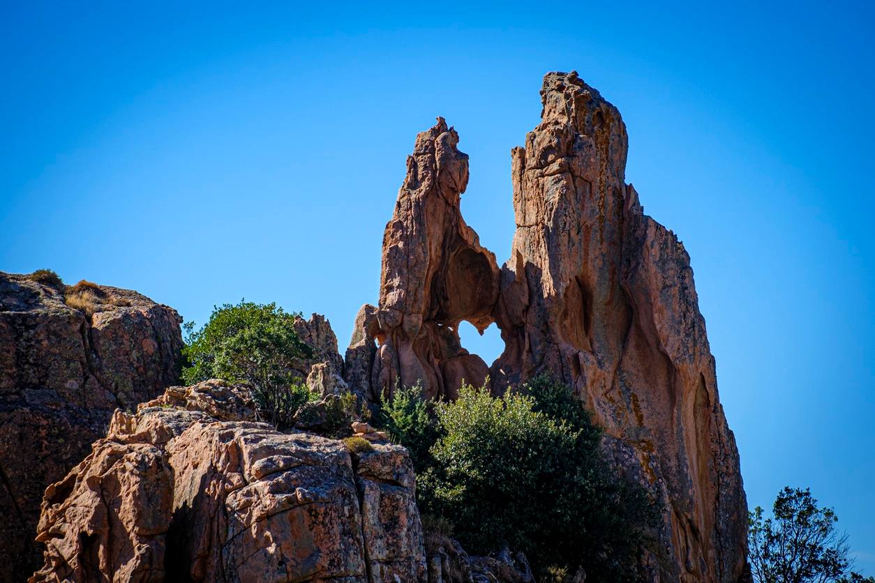 Rocher percé dans les calanques de Piana, Corse