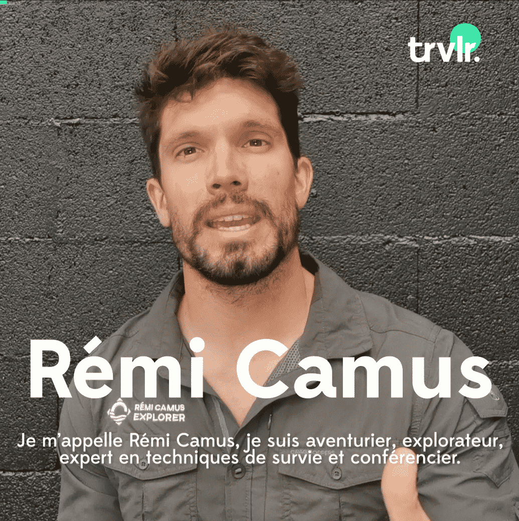 Rémi Camus nageant en pleine mer avec sa combinaison.