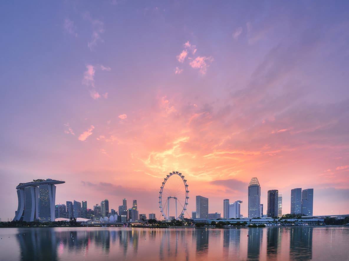 La jonque traditionnelle Admiral Cheng Ho naviguant dans la baie de Singapour avec les gratte-ciel en toile de fond.