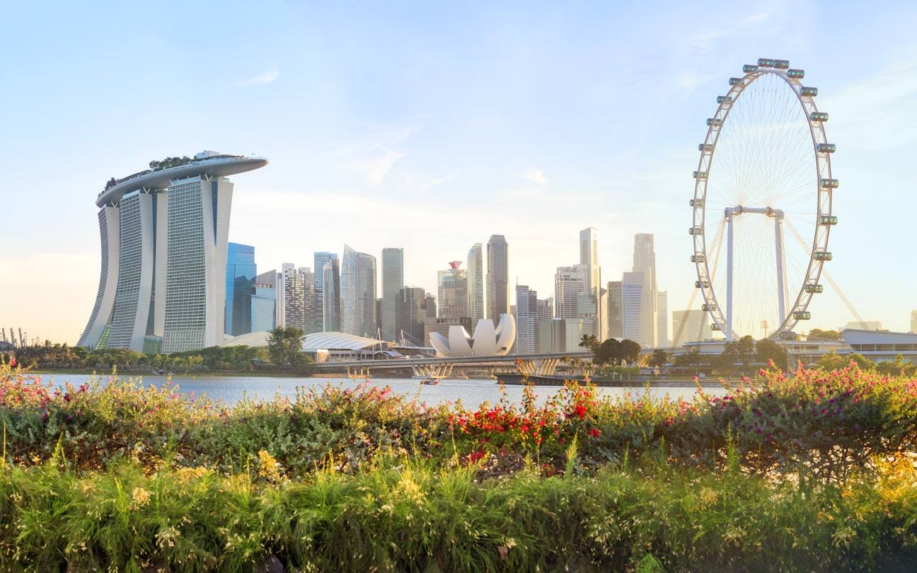 Vue aérienne du téléphérique reliant la ville de Singapour à l'île de Sentosa au-dessus du détroit.