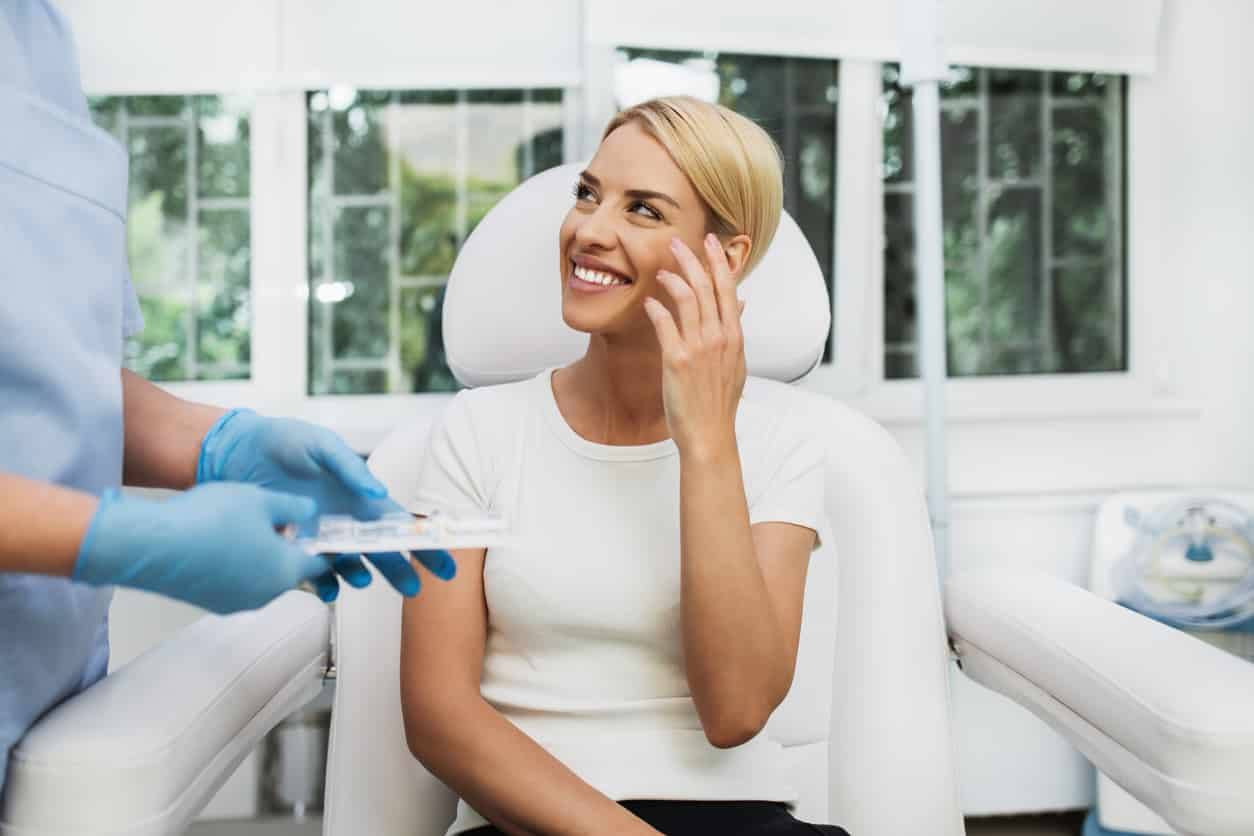 Jeune femme en clinique beauté