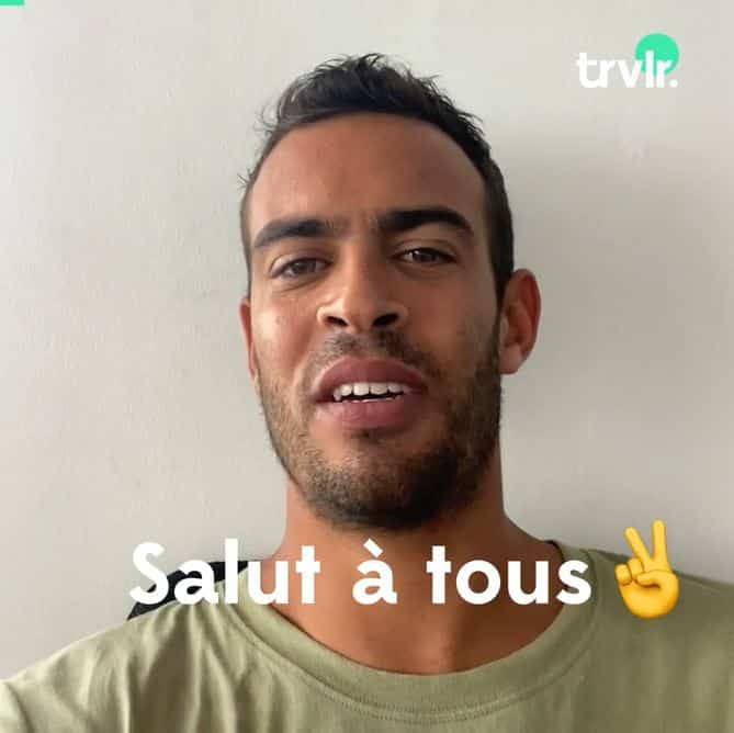 Un windsurfer en pleine action sur les eaux cristallines de la Riviera des îles de Guadeloupe, propulsé par les alizés.