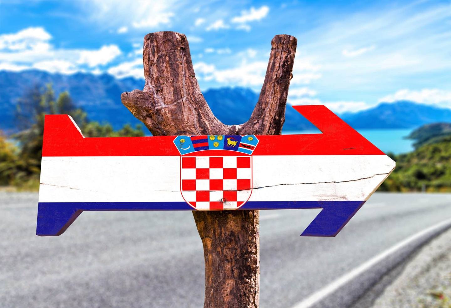 Signe en bois de flèche avec l'écusson de la Croatie