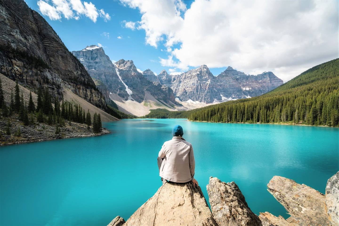 Les incontournables du Canada : Randonneur regardant la vue au lac Moraine dans le parc national de Banff, Alberta, Canada.