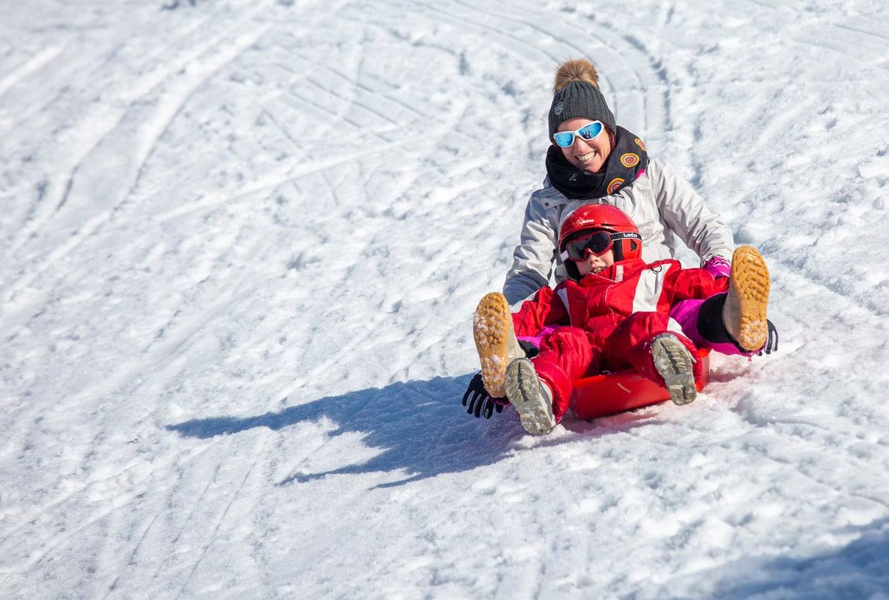 Vue panoramique des pistes de ski enneigées de La Mongie dans les Pyrénées