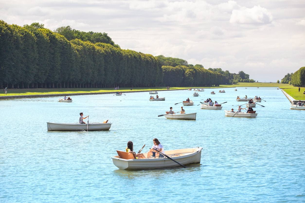 Statues en marbre et buis taillés dans les allées du parc du Château de Versailles.