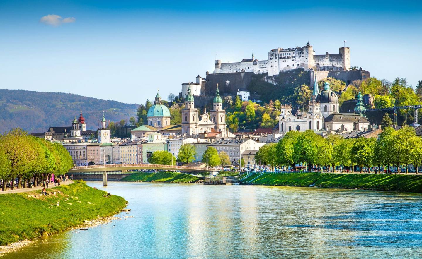 Ville historique de Salzbourg avec la rivière Salzach en été, Autriche