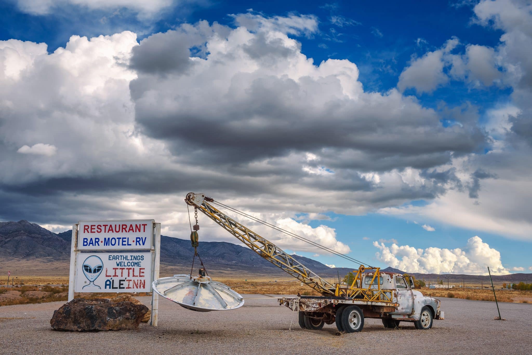 Vieux pick-up avec un objet similaire à un OVNI à Rachel, Nevada.