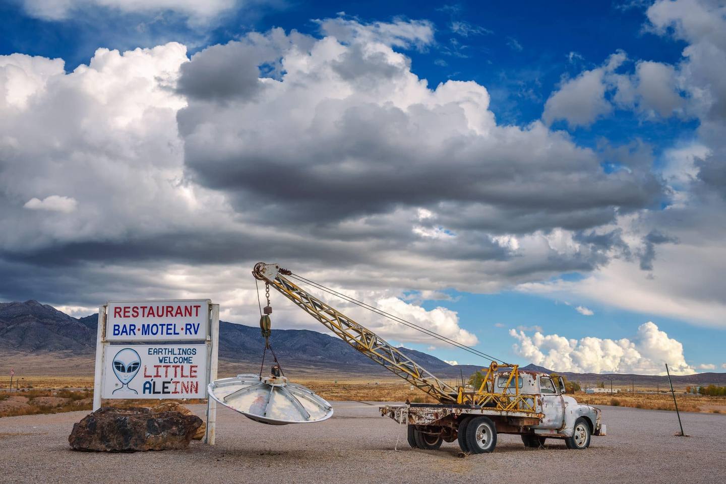 Vieux pick-up avec un objet similaire à un OVNI à Rachel, Nevada.