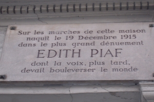 Une plaque sur la maison ou naquit Piaf à Paris