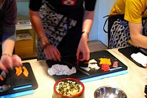 Un cours de préparation des sushis à Paris