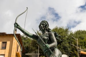 Statue d'Artémis avec son arc