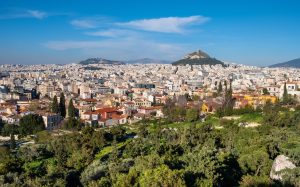Athènes métropolitaine, Grèce avec la colline de Lycabettus vu du rocher d’Areopagus