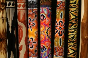 Motifs de l'art aborigène sur des didgeridoo