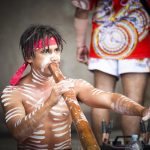 Homme australien aborigène jouant du didgeridoo