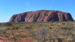 Uluru dans le désert