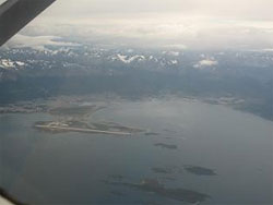 La baie d&rsquo;Ushuaia vue de l&rsquo;avionnette qui relie Puerto Williams à Punta Arenas